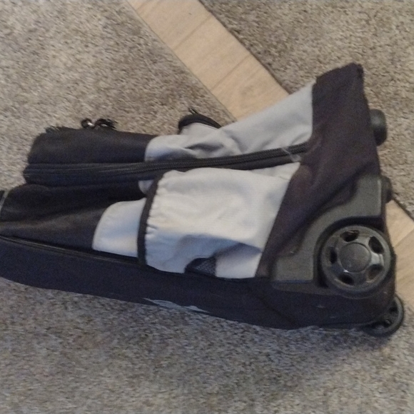 ROOTS WHEELED CARRY ON.  NUMEROUS COMPARTMENTS.  GENTLY USED. - Picture 4 of 9